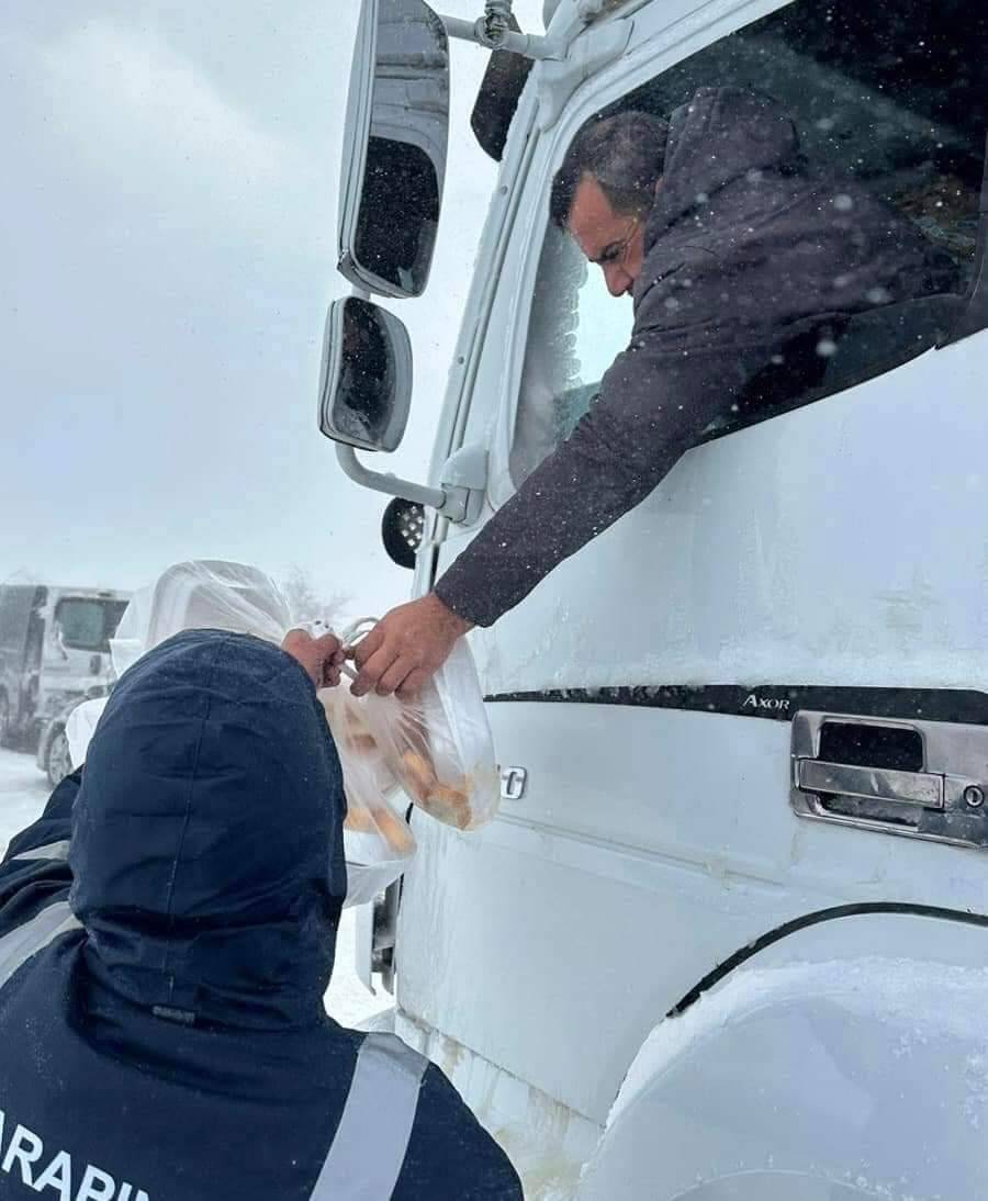 Konya’da bir düğün sahibi yolda kalanlar için yaptığıyla gönülleri fethetti 12